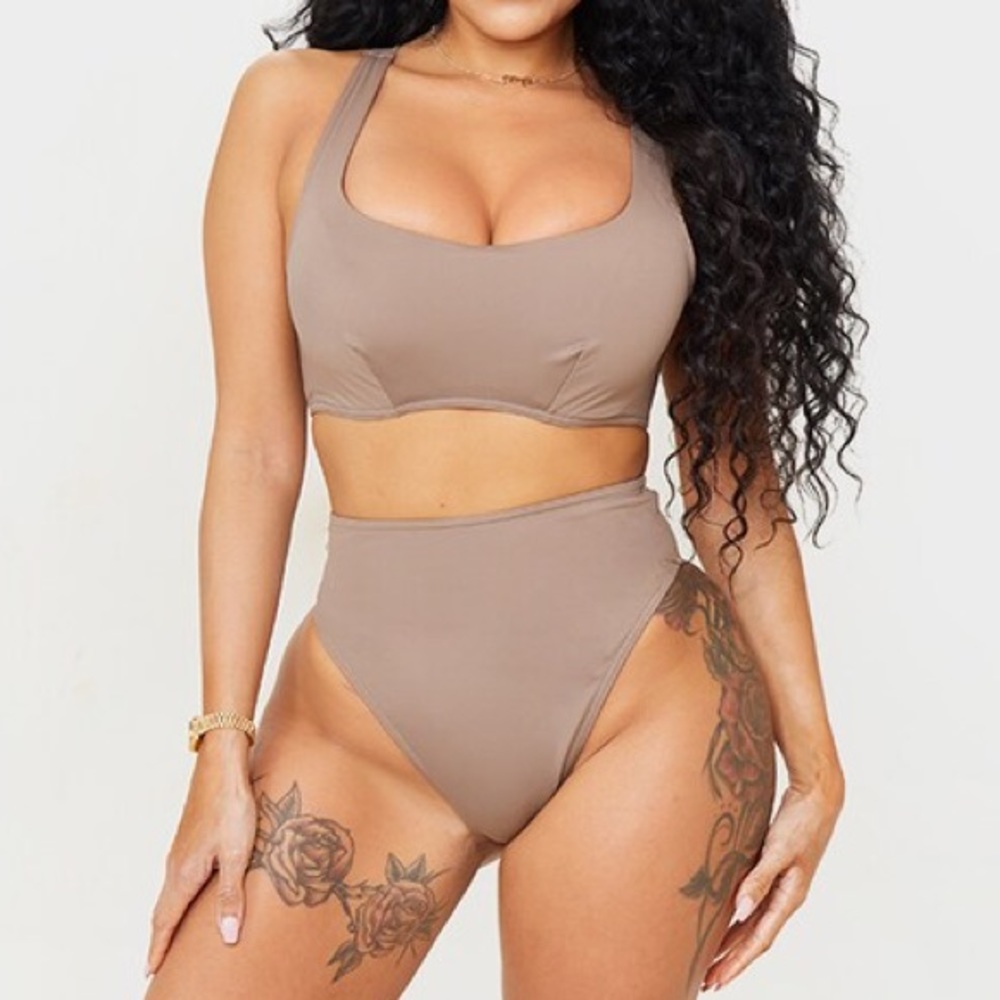 ✨PLT
Mocha Scoop Neck Bikini Top 🤎
& Mocha High Waist & Leg Bottom 🤎